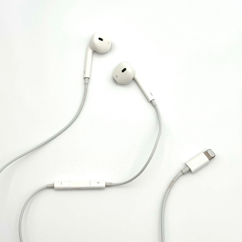 Apple EarPods‎ Lightning Connector Wired Headphones White A1748